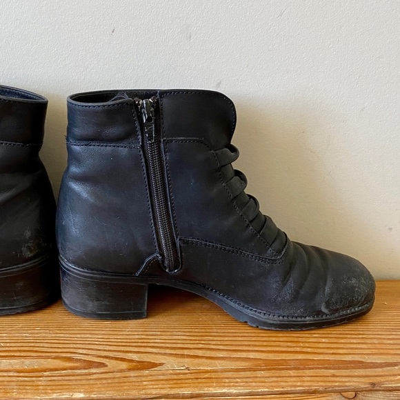 Naturalizer | Vintage Black Ankle Boots Made in Canada - Picture 4 of 8